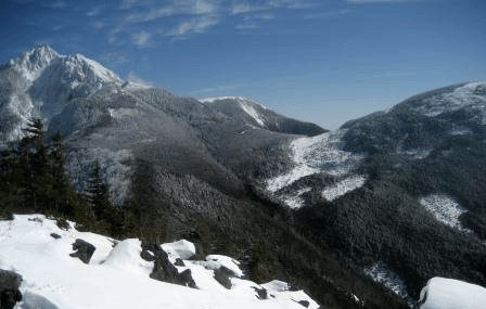 八ヶ岳西岳から見た権現岳(左)